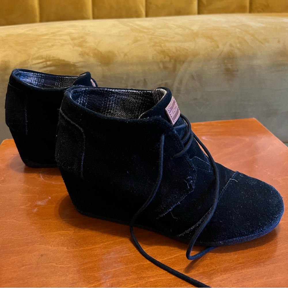 Tom’s Size 9 suede wedge booties